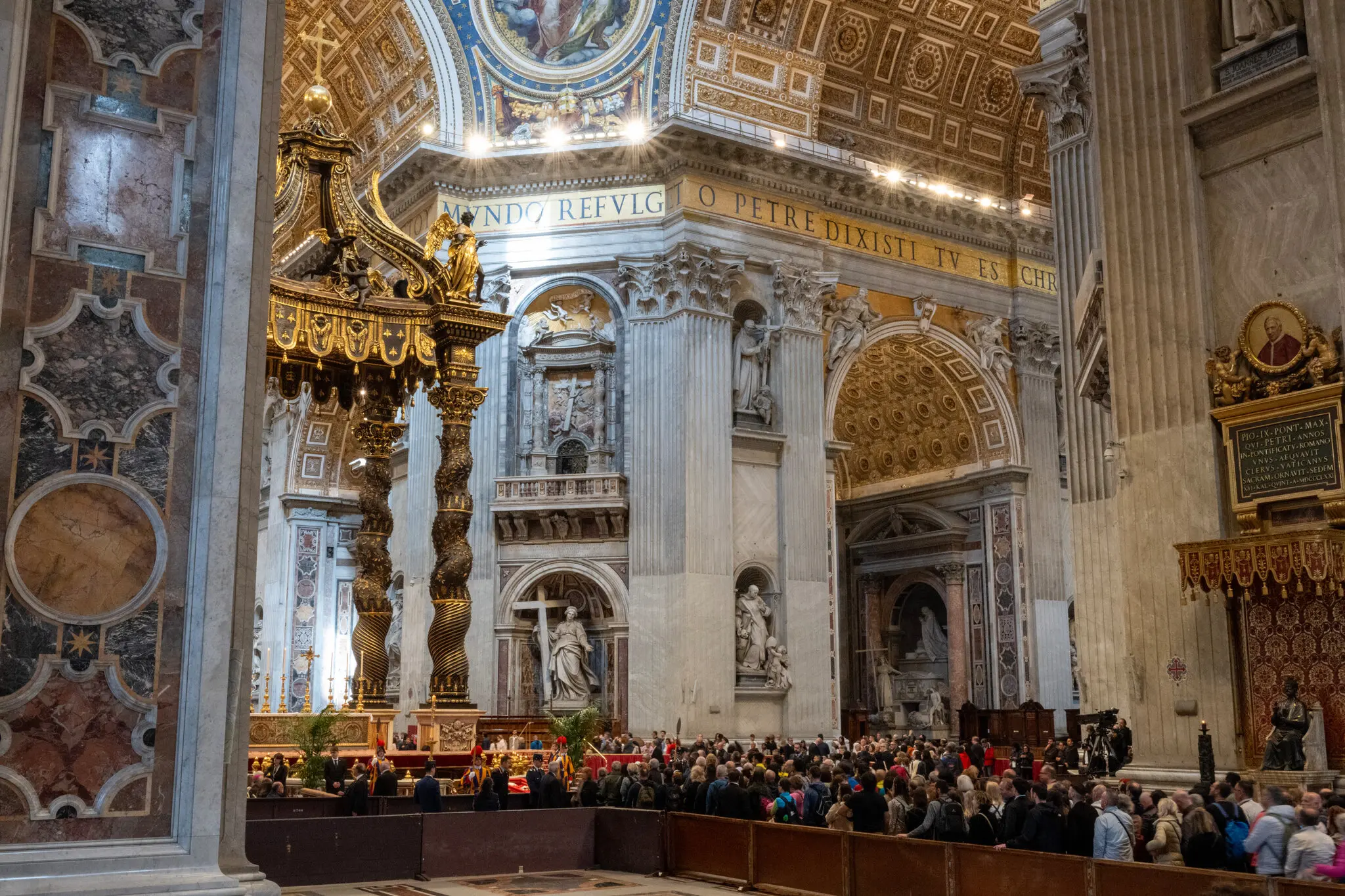 Вишикуючись, щоб віддати шану Папі Франциску в базиліці Святого Петра.